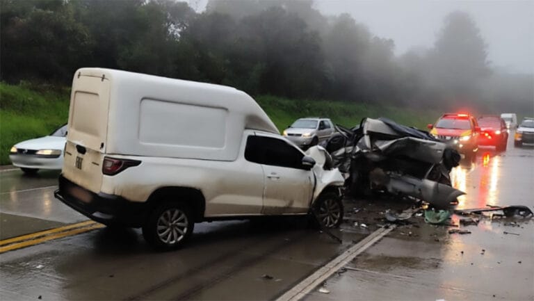Renault Logan aquaplanou durante forte chuva e bateu contra uma Fiat Strada em Palmas