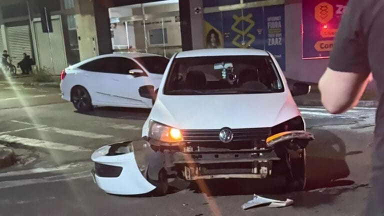 Carro fica danificado após acidente de trânsito na Rua Rio Grande do Sul, em Ivaiporã.