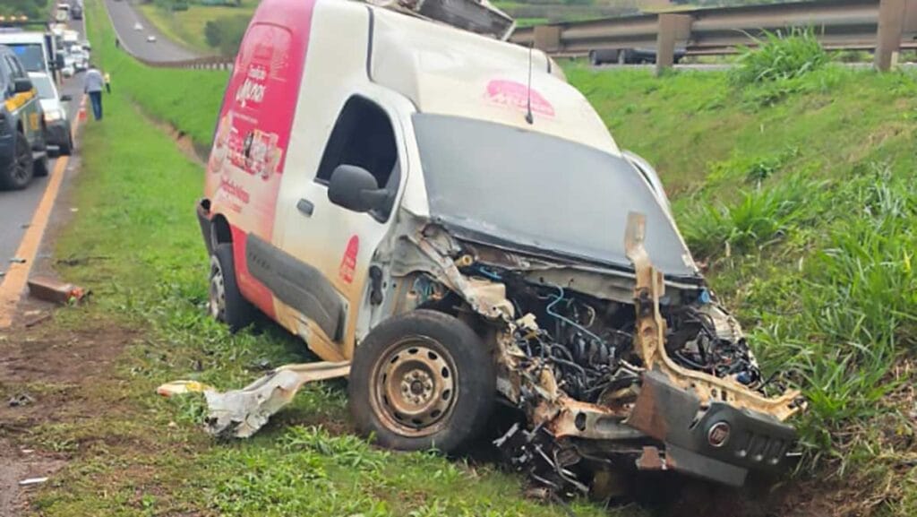 Colisão entre três veículos deixou dois motoristas feridos no km 153 da BR-376, em Paranavaí.