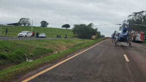 Colisão entre três veículos deixou dois motoristas feridos no km 153 da BR-376, em Paranavaí.