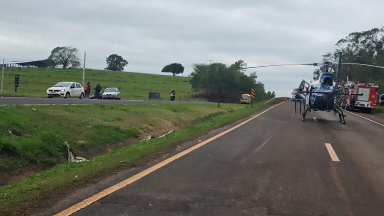 Colisão entre três veículos deixou dois motoristas feridos no km 153 da BR-376, em Paranavaí.