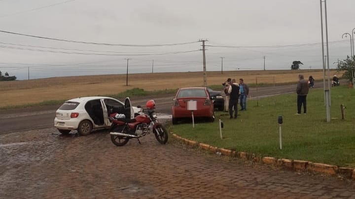 Mulher e criança ficaram feridas após colisão entre dois carros na PR-466.