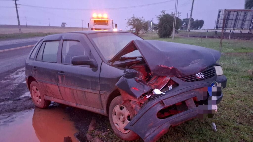 Mulher e criança ficam feridas em acidente na PR-466, em Ivaiporã Mulher e criança ficaram feridas após colisão entre dois carros na PR-466.