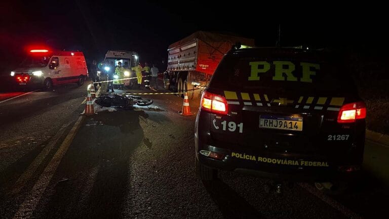 Motocicleta envolvida em acidente com caminhão na BR-369 em Santa Mariana