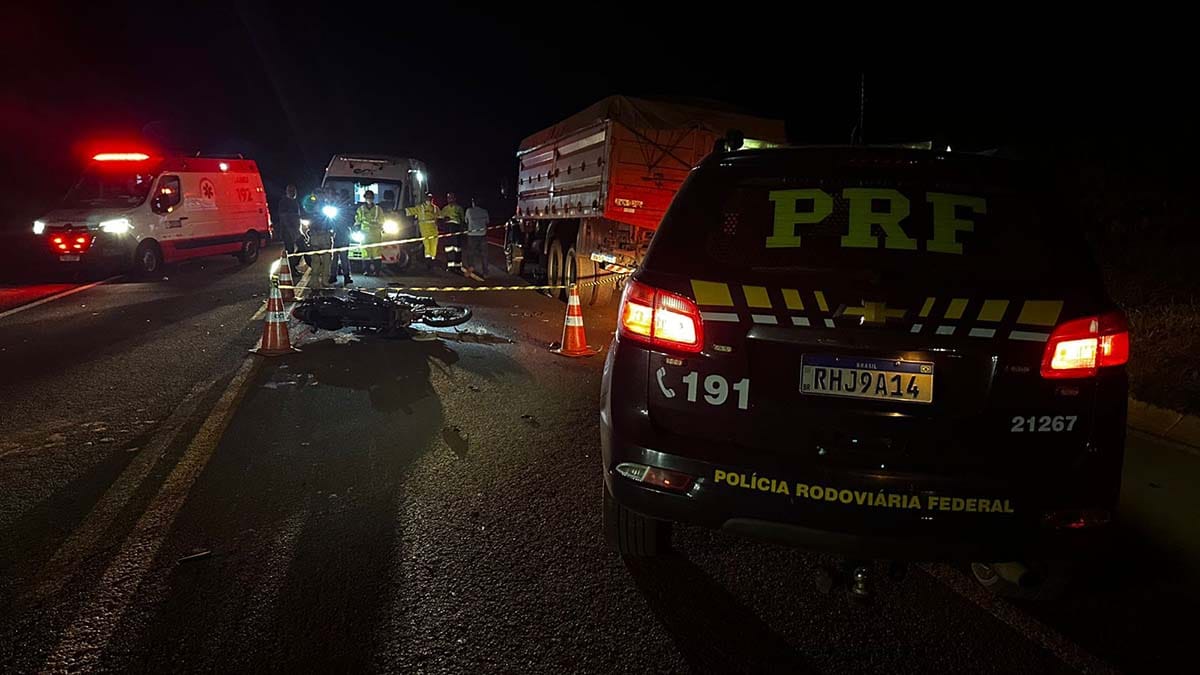 Motocicleta envolvida em acidente com caminhão na BR-369 em Santa Mariana