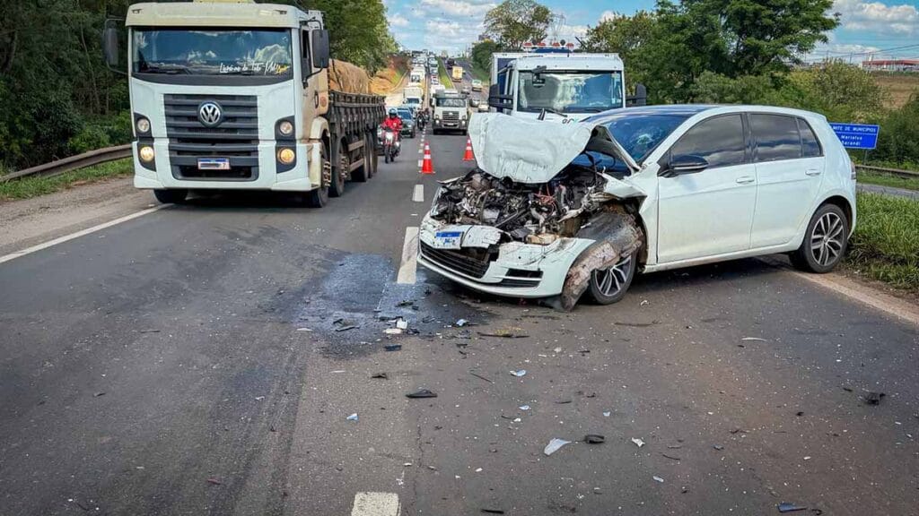 Três carros envolvidos em acidente na BR-376 entre Sarandi e Marialva