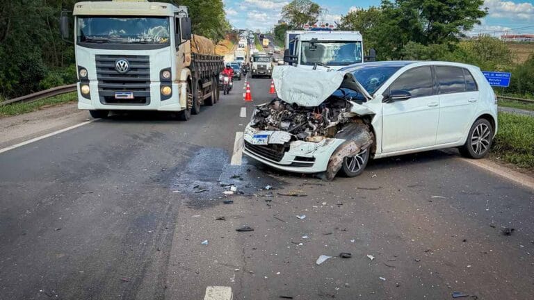 Três carros envolvidos em acidente na BR-376 entre Sarandi e Marialva