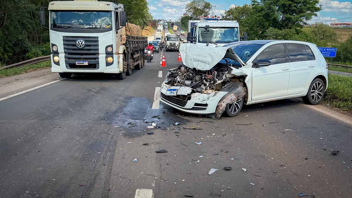 Três carros envolvidos em acidente na BR-376 entre Sarandi e Marialva