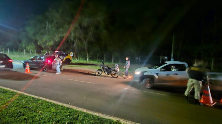 Blitz da Lei Seca aborda veículos durante fiscalização em Faxinal
