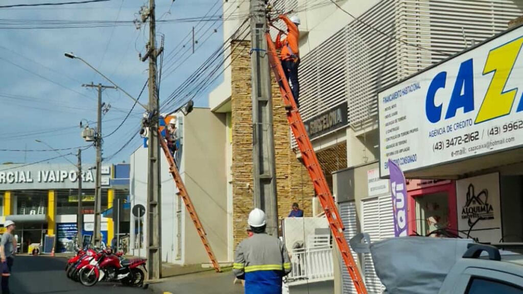 Trabalhadores retiram fios e cabos dos postes durante ação em Ivaiporã