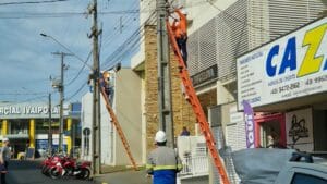 Trabalhadores retiram fios e cabos dos postes durante ação em Ivaiporã