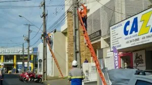 Trabalhadores retiram fios e cabos dos postes durante ação em Ivaiporã