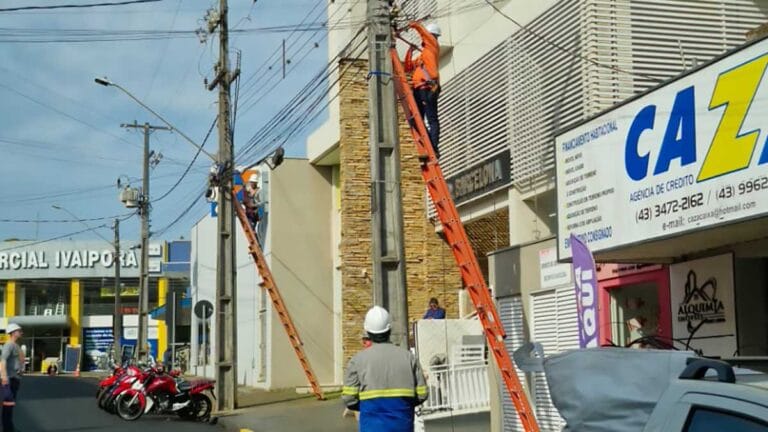 Trabalhadores retiram fios e cabos dos postes durante ação em Ivaiporã