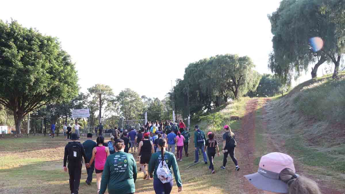 Ivaiporã reúne mais de 800 pessoas na 11ª edição da Caminhada na Natureza Participantes durante a Caminhada na Natureza no Circuito Salto do Bulha em Ivaiporã