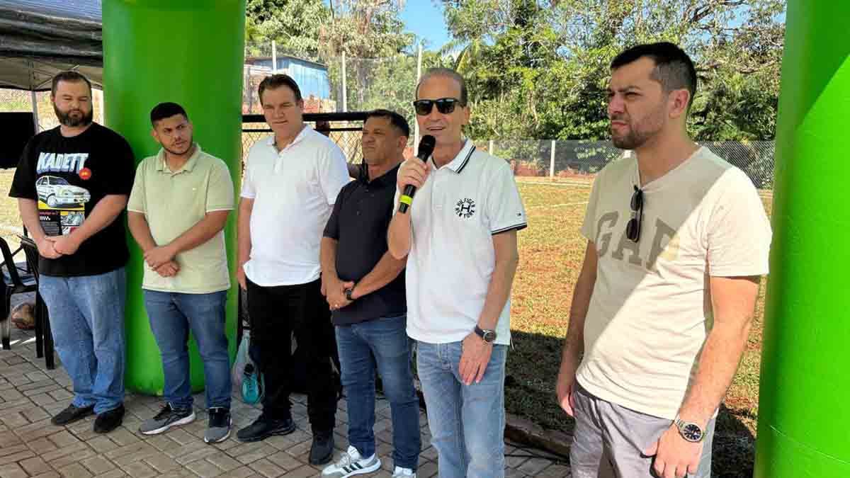Carlos Gil inaugura campo no Jardim Itaipu e anuncia pavimentação Campo de futebol suíço do Jardim Itaipu foi inaugurado durante evento realizado no domingo