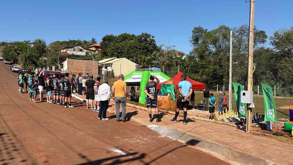 Carlos Gil inaugura campo no Jardim Itaipu e anuncia pavimentação Campo de futebol suíço do Jardim Itaipu foi inaugurado durante evento realizado no domingo