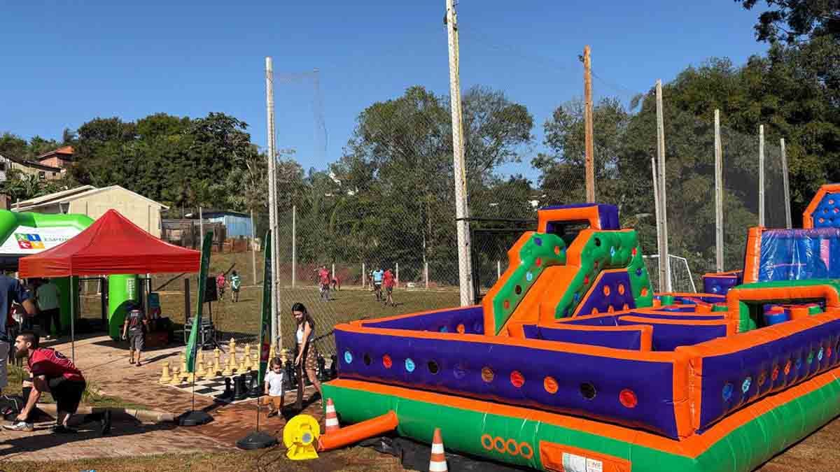 Carlos Gil inaugura campo no Jardim Itaipu e anuncia pavimentação Campo de futebol suíço do Jardim Itaipu foi inaugurado durante evento realizado no domingo