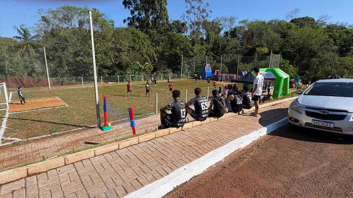 Carlos Gil inaugura campo no Jardim Itaipu e anuncia pavimentação Campo de futebol suíço do Jardim Itaipu foi inaugurado durante evento realizado no domingo