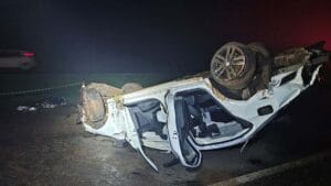 Volkswagen Jetta capotou após sair da pista na BR-376, em Maringá