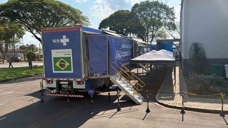 Carreta de Oftalmologia do programa Agora Tem Especialistas em Ivaiporã