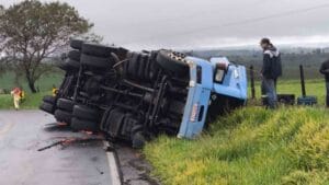Carreta tombada na PR-082 entre Lunardelli e Jardim Alegre