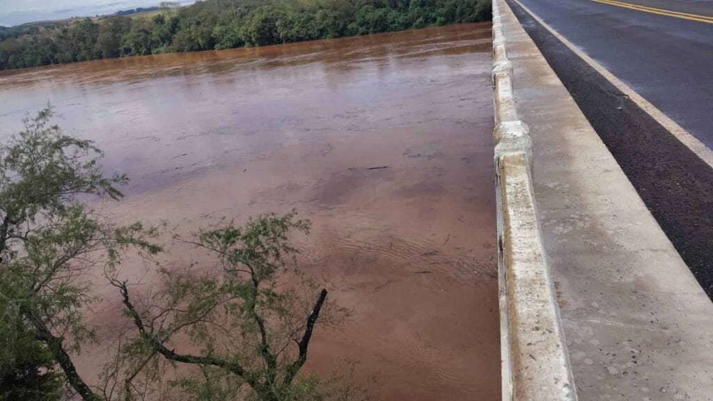 Rio Ivaí apresenta nível elevado na ponte da PR-466, entre Lidianópolis e Cruzmaltina, nesta sexta-feira (11).