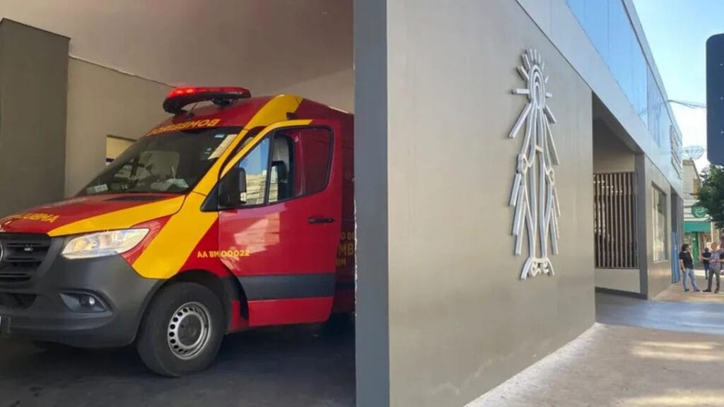Bebê de 1 ano se afoga em piscina e é hospitalizada em Apucarana Viatura do Siate do Corpo de Bombeiros em frente ao Hospital da Providência, em Apucarana.