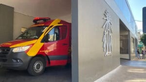 Viatura do Siate do Corpo de Bombeiros em frente ao Hospital da Providência, em Apucarana.