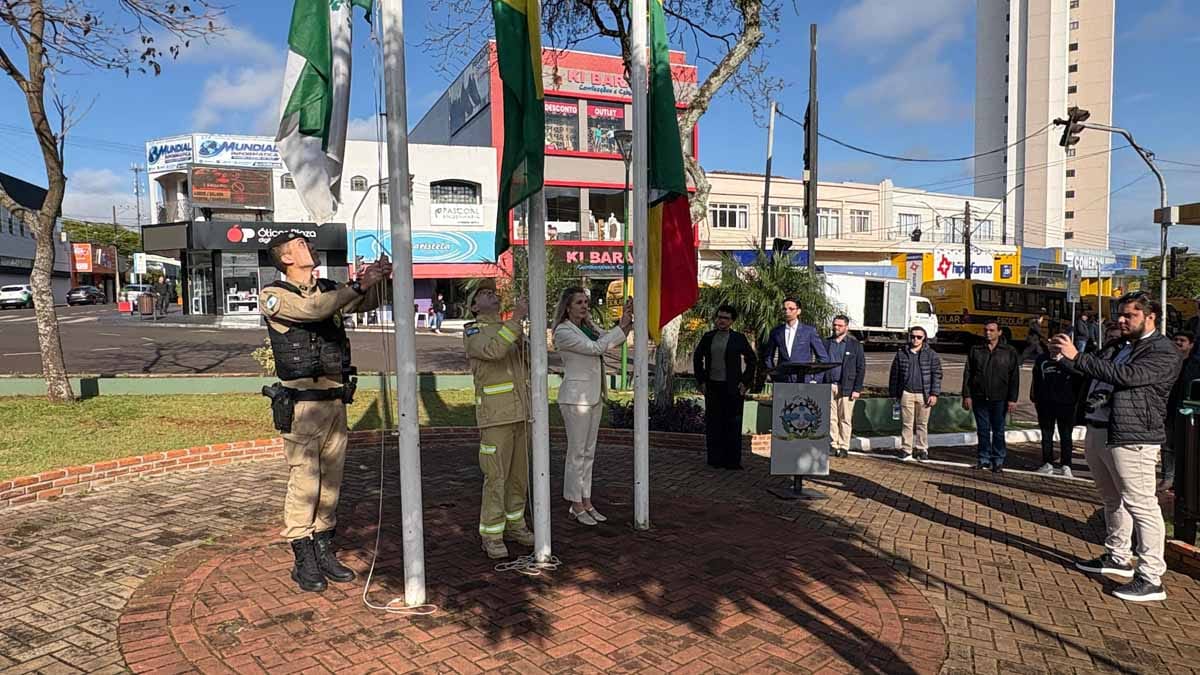 Desfile dos 204 anos da Independência reúne multidão em Ivaiporã; veja fotos desfile-independencia-ivaiporã (1)
