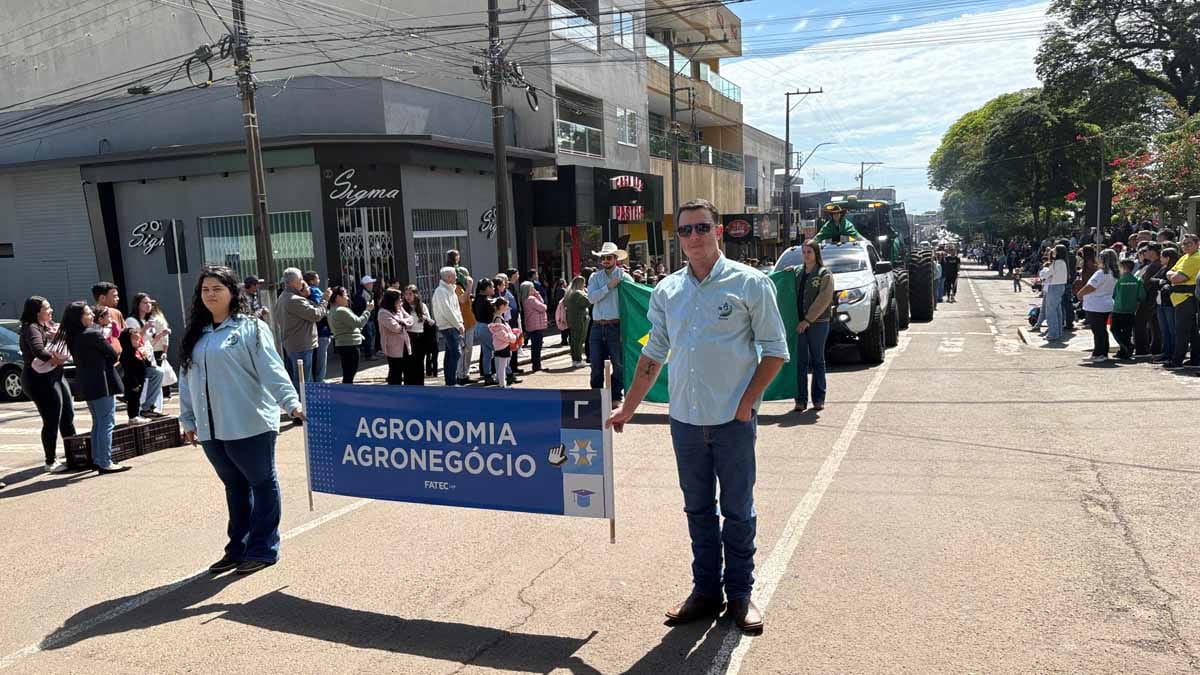 Desfile dos 204 anos da Independência reúne multidão em Ivaiporã; veja fotos desfile-independencia-ivaiporã (100)