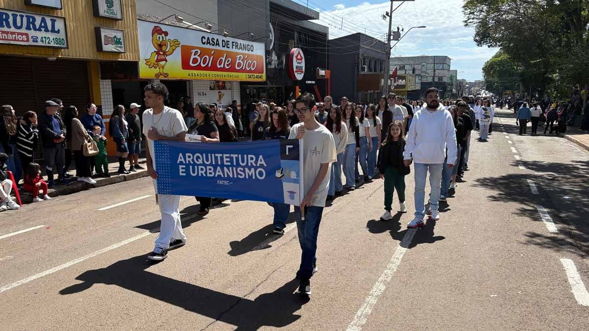 Desfile dos 204 anos da Independência reúne multidão em Ivaiporã; veja fotos desfile-independencia-ivaiporã (104)