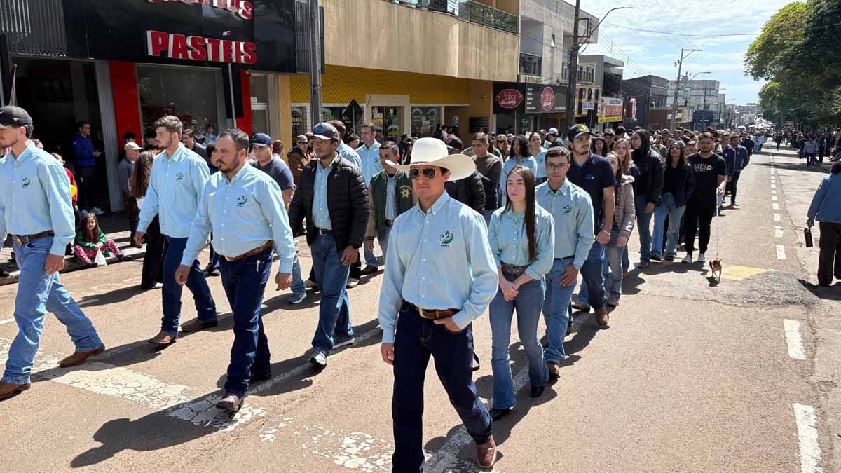 Desfile dos 204 anos da Independência reúne multidão em Ivaiporã; veja fotos desfile-independencia-ivaiporã (105)