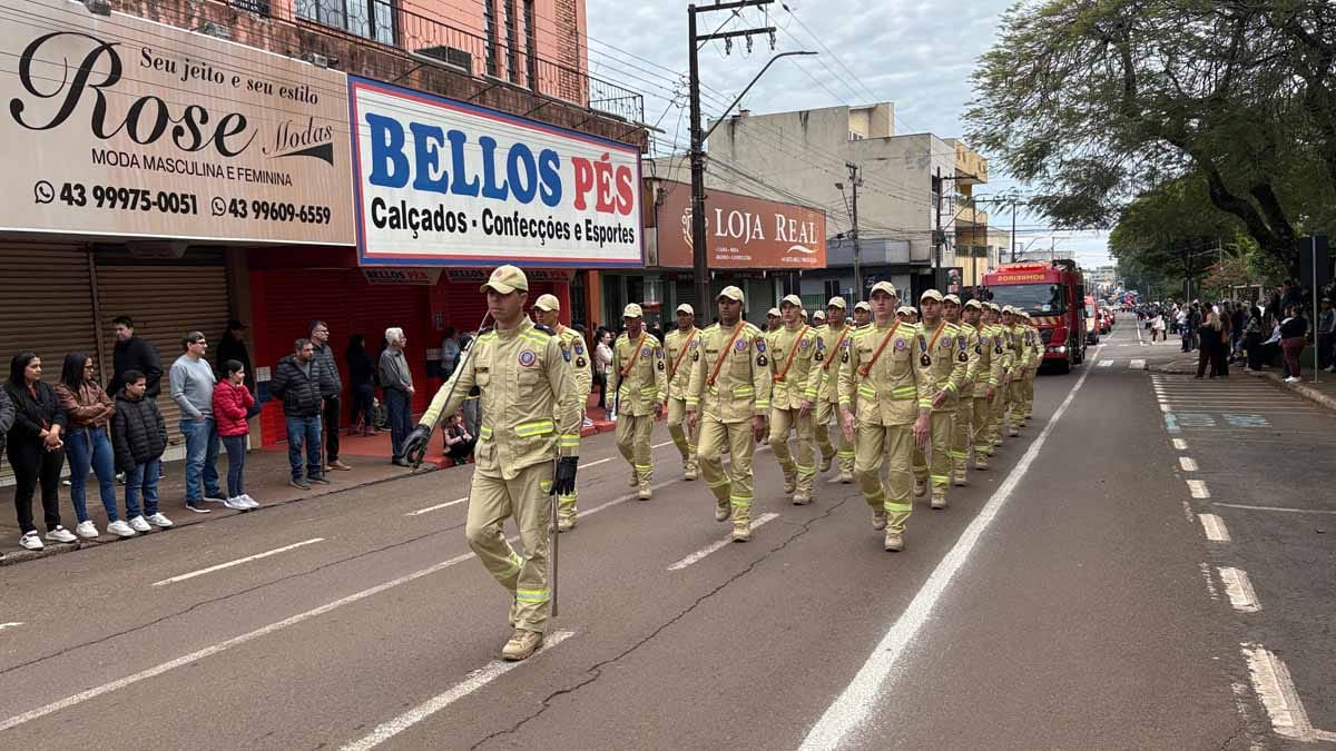 Desfile dos 204 anos da Independência reúne multidão em Ivaiporã; veja fotos desfile-independencia-ivaiporã (12)