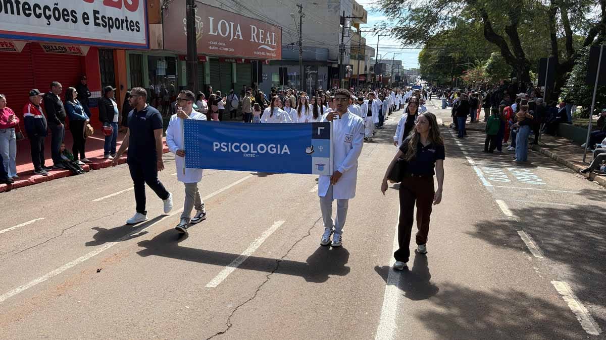 Desfile dos 204 anos da Independência reúne multidão em Ivaiporã; veja fotos desfile-independencia-ivaiporã (125)