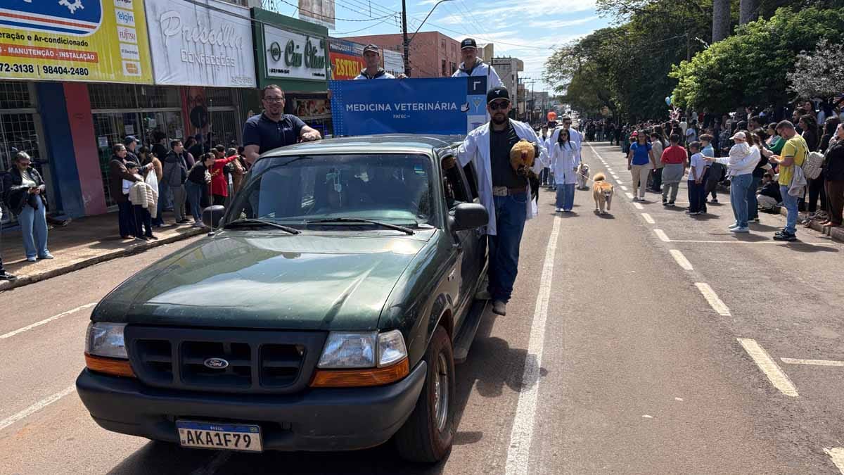 Desfile dos 204 anos da Independência reúne multidão em Ivaiporã; veja fotos desfile-independencia-ivaiporã (126)