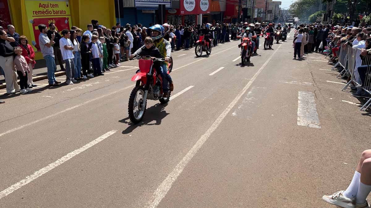 Desfile dos 204 anos da Independência reúne multidão em Ivaiporã; veja fotos desfile-independencia-ivaiporã (132)