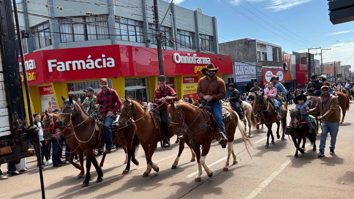 Desfile dos 204 anos da Independência reúne multidão em Ivaiporã; veja fotos desfile-independencia-ivaiporã (133)
