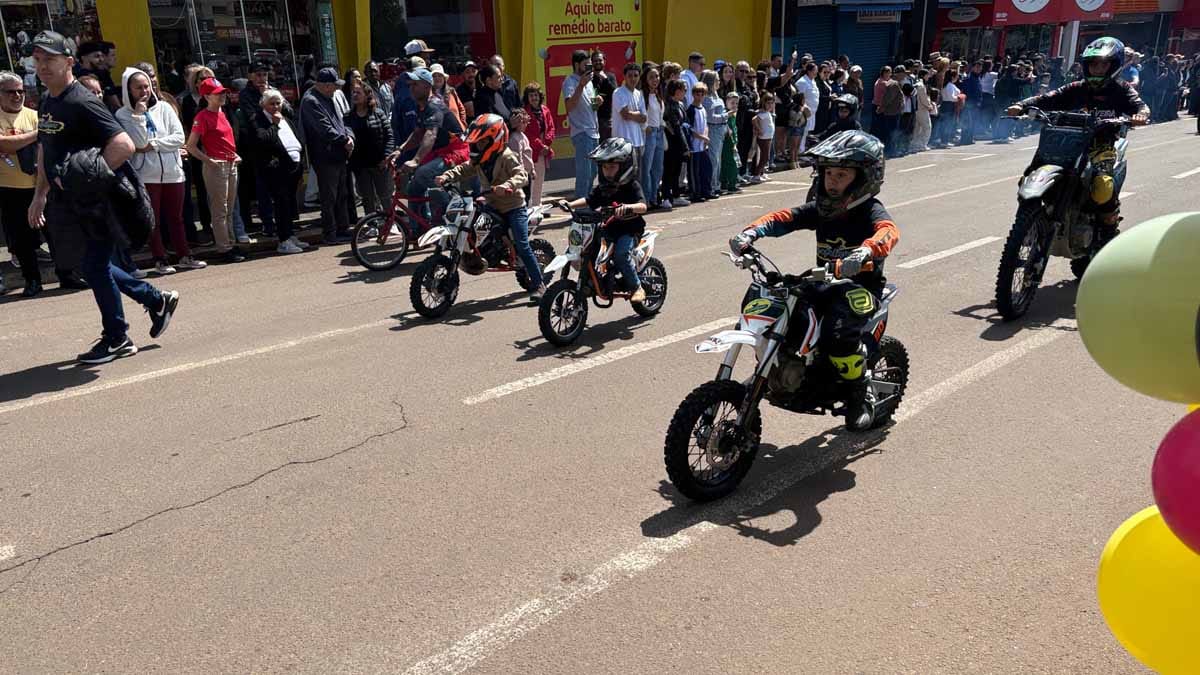 Desfile dos 204 anos da Independência reúne multidão em Ivaiporã; veja fotos desfile-independencia-ivaiporã (136)