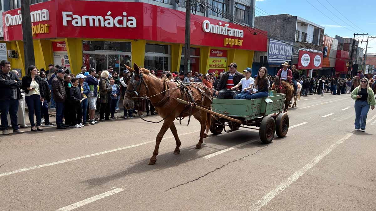 Desfile dos 204 anos da Independência reúne multidão em Ivaiporã; veja fotos desfile-independencia-ivaiporã (138)