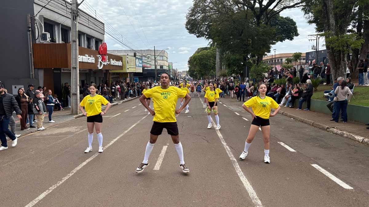 Desfile dos 204 anos da Independência reúne multidão em Ivaiporã; veja fotos desfile-independencia-ivaiporã (15)