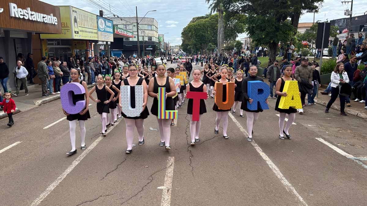 Desfile dos 204 anos da Independência reúne multidão em Ivaiporã; veja fotos desfile-independencia-ivaiporã (16)