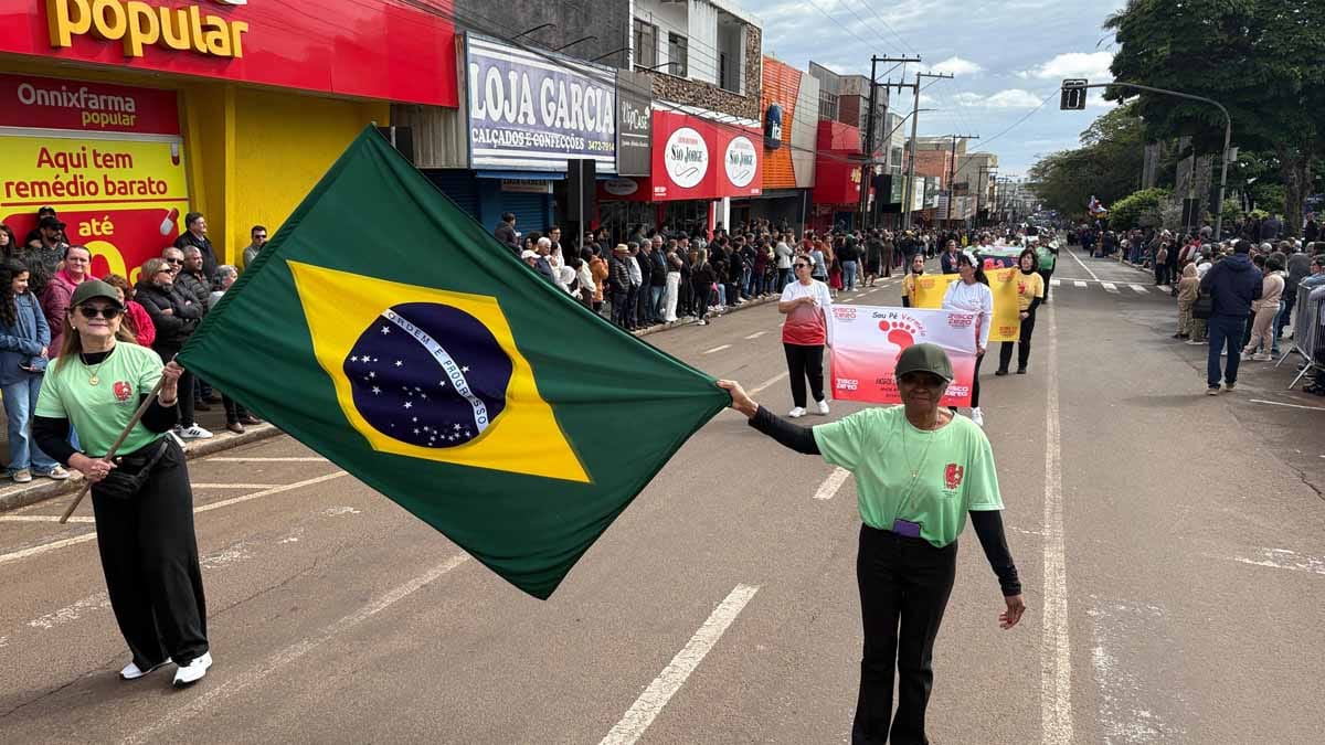 Desfile dos 204 anos da Independência reúne multidão em Ivaiporã; veja fotos desfile-independencia-ivaiporã (18)