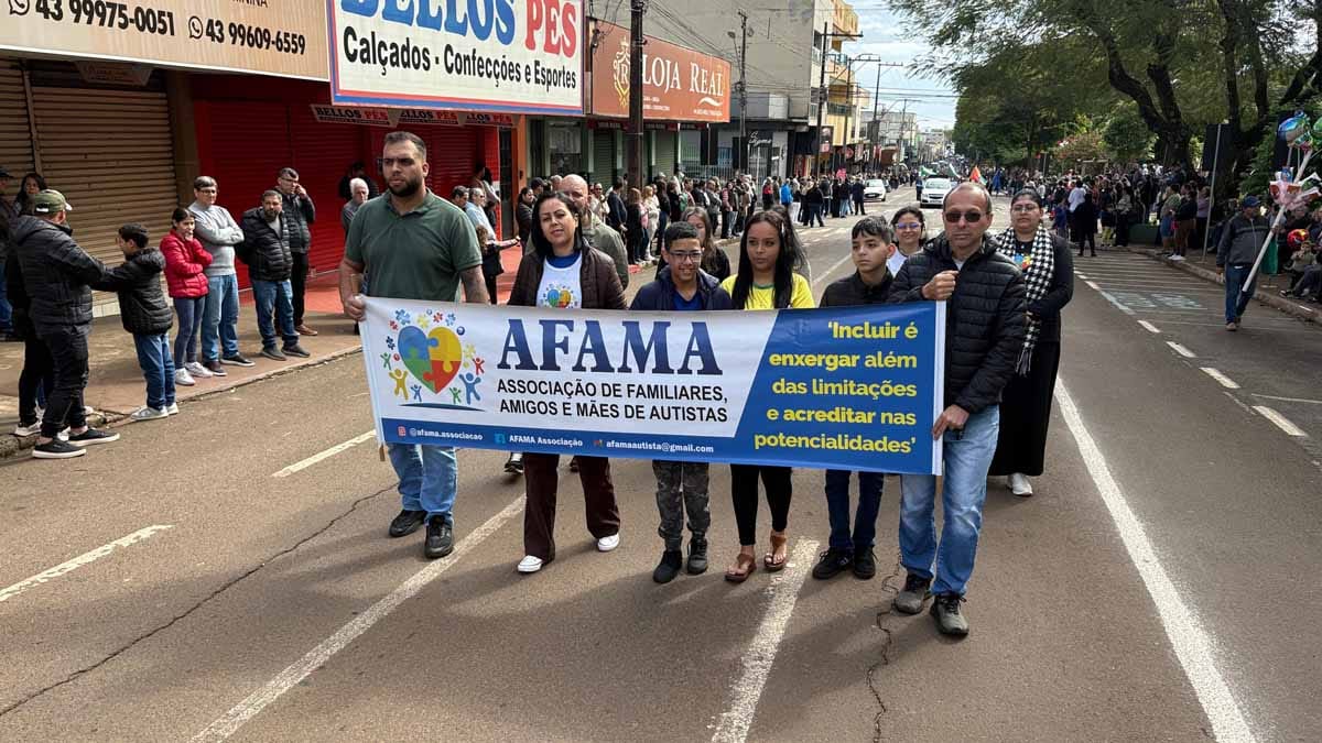 Desfile dos 204 anos da Independência reúne multidão em Ivaiporã; veja fotos desfile-independencia-ivaiporã (26)