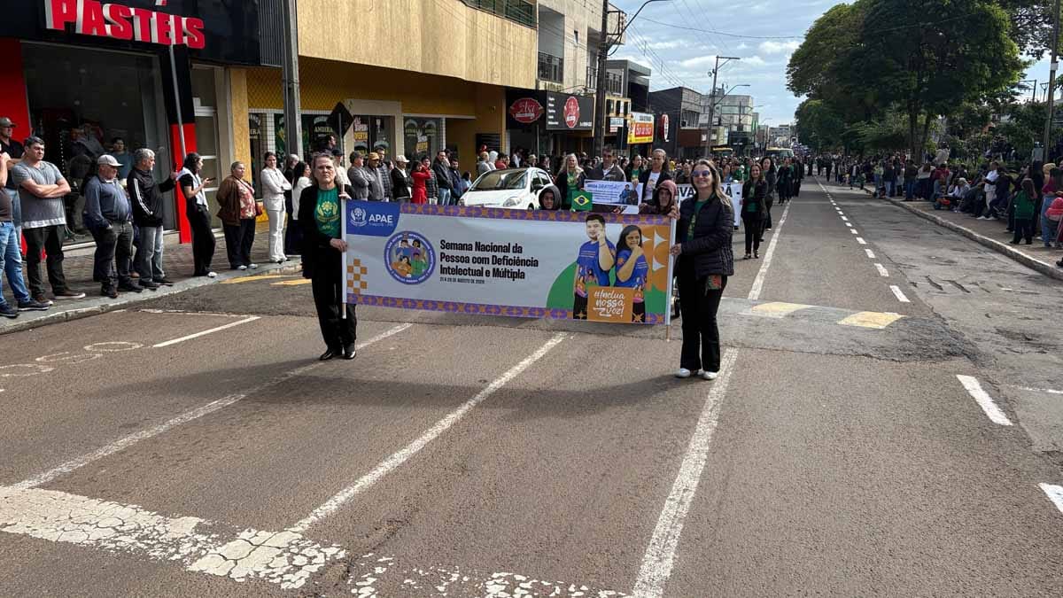 Desfile dos 204 anos da Independência reúne multidão em Ivaiporã; veja fotos desfile-independencia-ivaiporã (28)