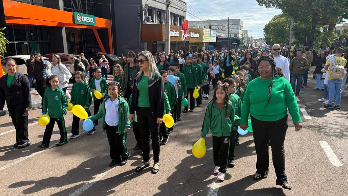 Desfile dos 204 anos da Independência reúne multidão em Ivaiporã; veja fotos desfile-independencia-ivaiporã (39)