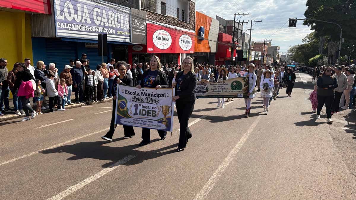 Desfile dos 204 anos da Independência reúne multidão em Ivaiporã; veja fotos desfile-independencia-ivaiporã (42)