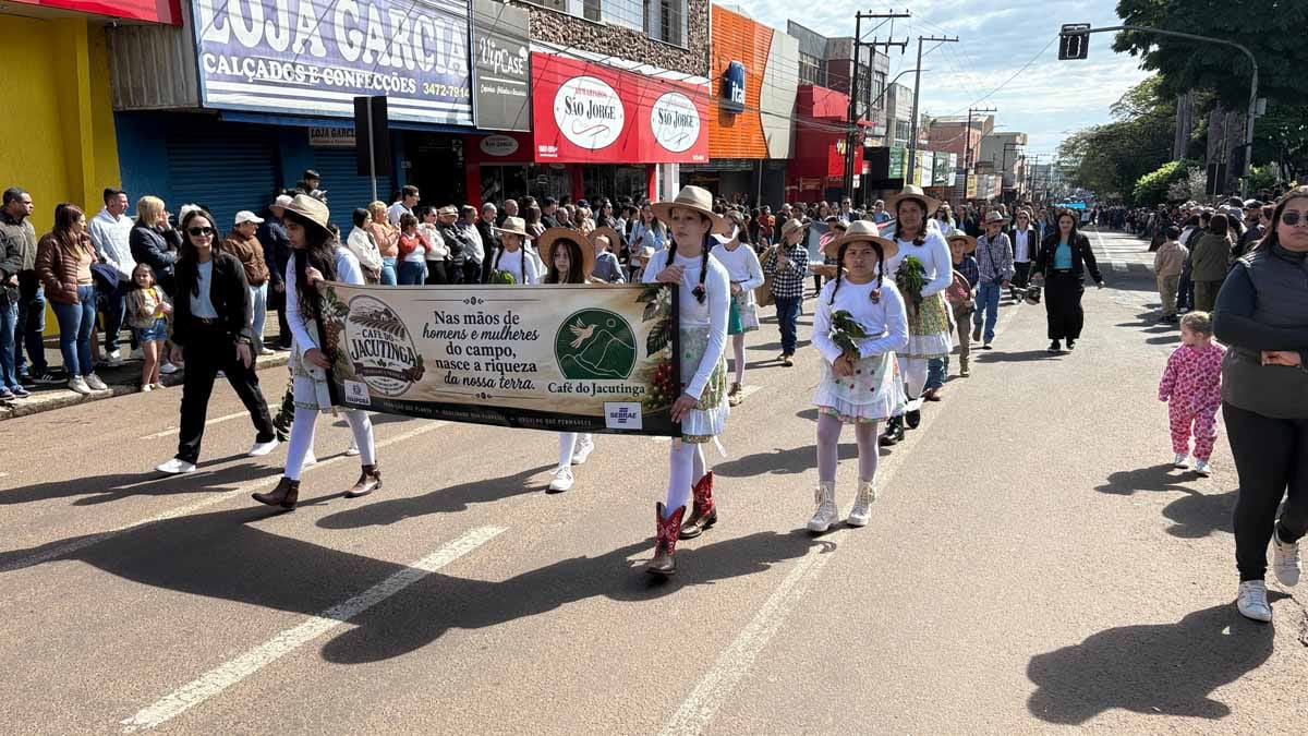 Desfile dos 204 anos da Independência reúne multidão em Ivaiporã; veja fotos desfile-independencia-ivaiporã (43)