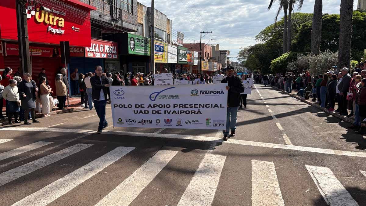 Desfile dos 204 anos da Independência reúne multidão em Ivaiporã; veja fotos desfile-independencia-ivaiporã (45)