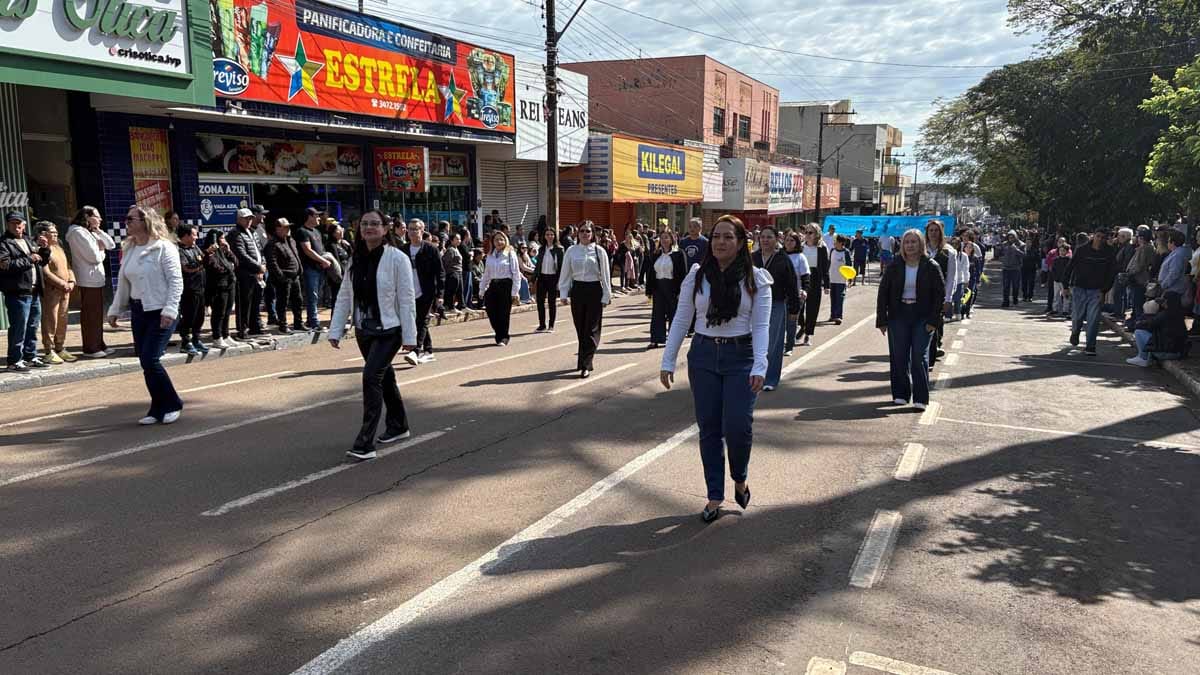 Desfile dos 204 anos da Independência reúne multidão em Ivaiporã; veja fotos desfile-independencia-ivaiporã (48)