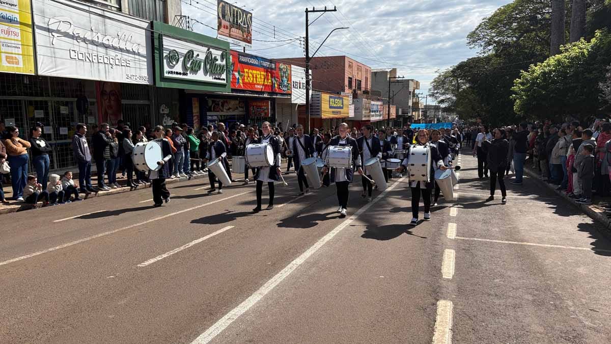 Desfile dos 204 anos da Independência reúne multidão em Ivaiporã; veja fotos desfile-independencia-ivaiporã (50)